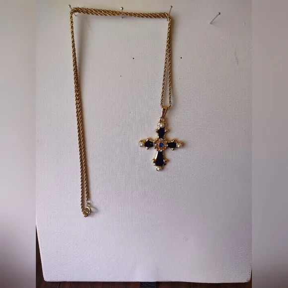 Enamel Cross with 24" rope chain. - Picture 2 of 2